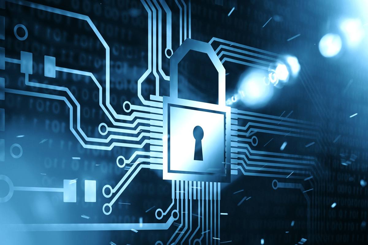 Gembok dan kunci pada latar terang sebagai simbol keamanan digital