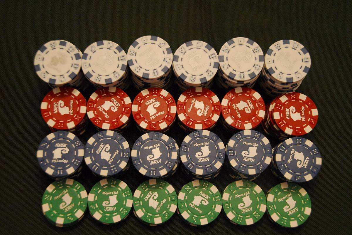 Barisan chip poker berwarna-warni sebagai ilustrasi perbandingan dua jenis permainan