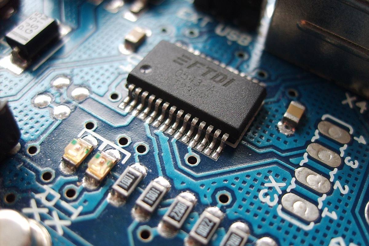 Papan sirkuit elektronik dengan chip sebagai ilustrasi generator angka acak